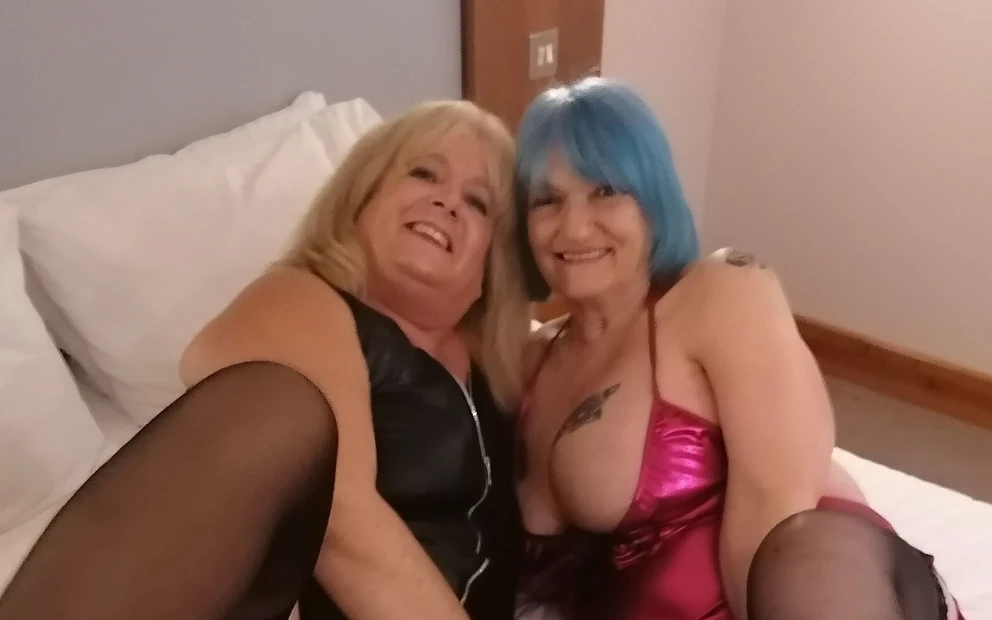 Nicola и Mazza развлекаются с девушкой с девушкой, вибратором