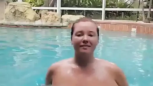 Çıplak havuzda yüzme