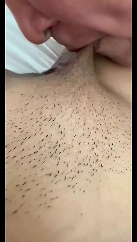 Karımın lezzetli amını parmaklıyorum ve yiyorum