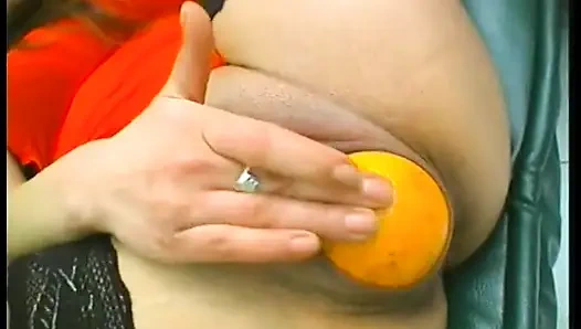 Esmer olgun sürtük yiyecek ve büyük mumla deliklerini sikerken çorap giyiyor