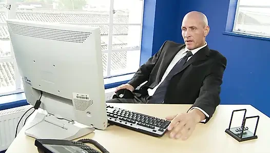 Büyük götlü orta yaşlı seksi kadın sekreter için memelere boşalma