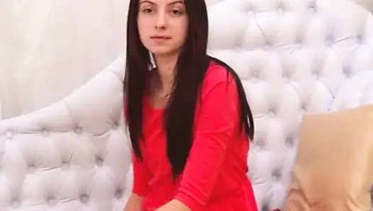 Genç esmer ayaklarını gösteriyor