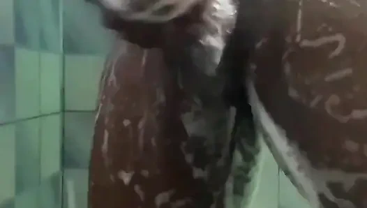 20 yaşındaki büyük zenci yarağı duşunda yarağını temizlerken edepsizce mastürbasyon yapıyor