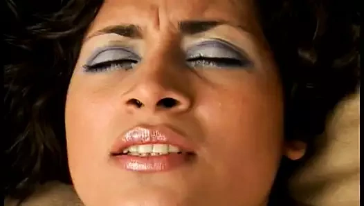 Kolombiyalı güzellik gümrükten geçiyor