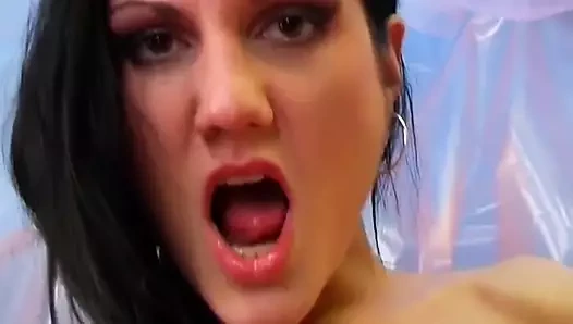 Sert sikilen kaltak göt deliğinden sikiliyor