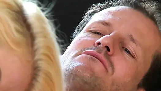 Göz alıcı sarışın orta yaşlı seksi kadın yarak emiyor ve çifte sikiliyor