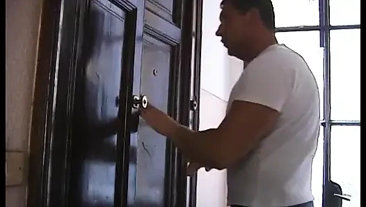 Amatör sıska kız büyük kaslı bir adam tarafından arkadan sert sikiliyor