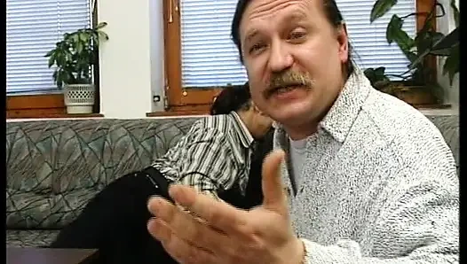 Alman kapılarının arkasında özenle sikiliyor