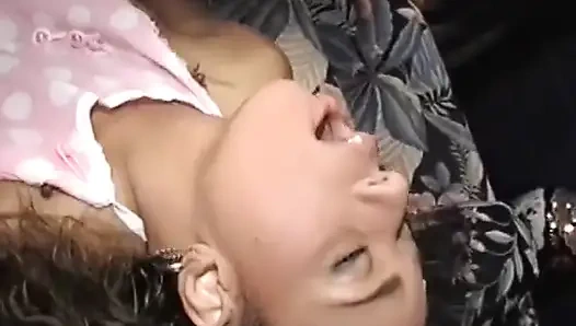 Genç zenci amcık yalıyor ve yaşlı adam tarafından sikiliyor