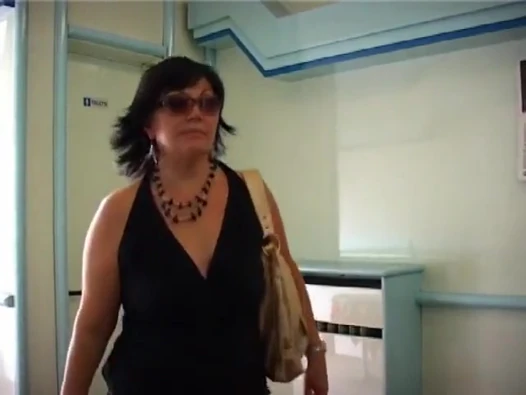İri güzel orta yaşlı seksi kadın genç adamı baştan çıkarıyor ve eski amını dolduruyor