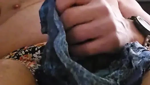 Sanal gerçeklik pornosüne okşuyor ve boşalıyor