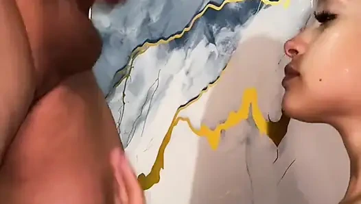 Benden bir şey çaldığını sandı ve sonunda beni sevişti, ben de onun penisini emdim