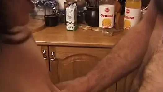 Рыжая милфа хорошо трахается со своим соседом