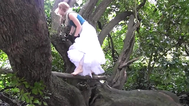 Genç sürtük parkta ağaçta mastürbasyon yapıyor ve kendine büyük heyecan verici orgazmlar yaşatıyor