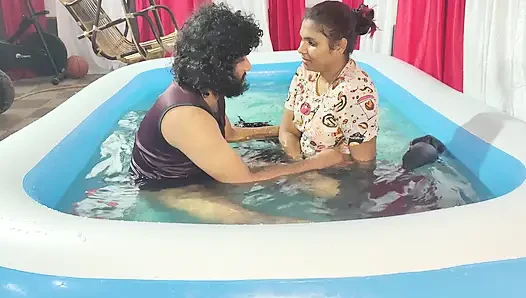 Mallu çift yüzme havuzunda sikişiyor ve oral seks yapıyor
