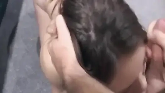 Olgun esmer orta yaşlı seksi kadın kanepede ıslak sakso çekiyor