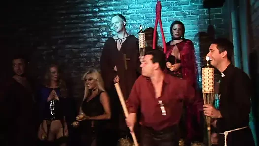 Bir grup babes ve kostümlü dudes bir seks partisi var