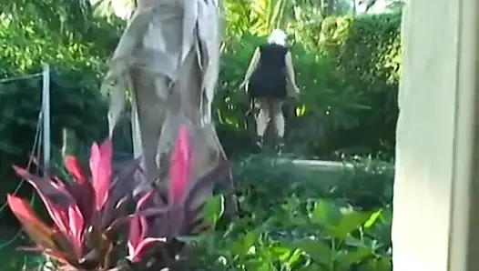 Gala ve adam trambolinde altmış dokuz yapıyor