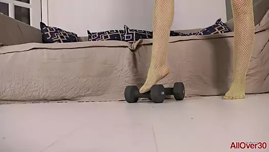 Redhead milf katya fishnets ve parmak