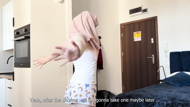 "Babanın yarağınınkinden daha büyük!" Arap üvey anne paylaşılan bir otel odasında üvey oğlunun sünnetsiz yarağını kocasıyla karşılaştırıyor