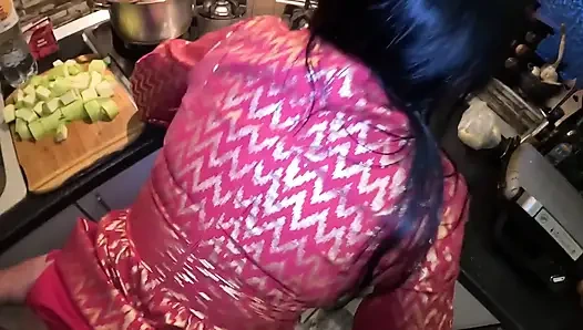 Kırmızı ve altın elbiseli mutfak oyunu - şaplak, oral seks, domaltma ve yoğun orgazm 298