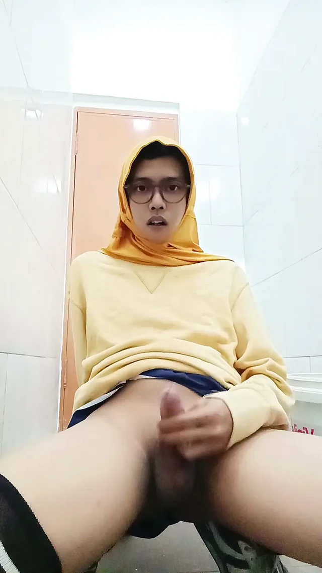 Ofis tuvaletinde halka açık mastürbasyon yapan Hijab Asyalı Femboy