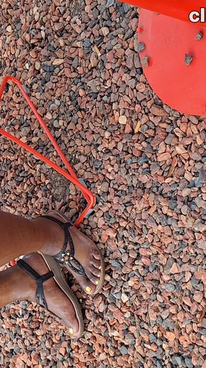 Tombul zenci uyluklar ve iri güzel kadın tombul sulu sarı ayak parmaklarıyla olgun ayaklar