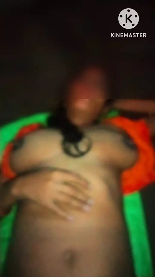 Chudai yenge ki Hintli rustik ev hanımı içeri geliyor