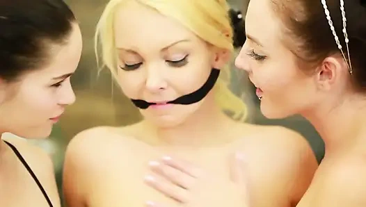Ateşli Lezbiyenler Tutkulu Oyunlar Oynuyor