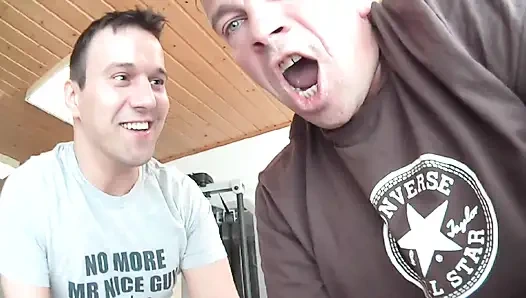 Sarışın Oyuncak Erkekler Tarafından Sikiliyor Ve Emiyor