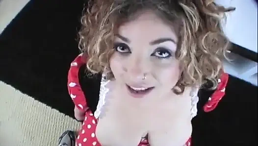 Tombul dolgun kadın ilk porno çekiminde taşakları emiyor