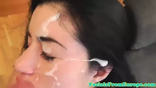 Seksi döl seven sürtüğün yüzüne boşalıyor