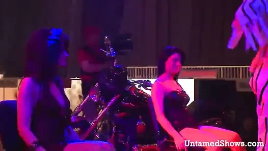 İki seksi hatunlar bisiklet üzerinde kirli alır