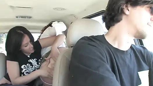 Şehvetli kızıl saçlı iki tarafından sikiliyor