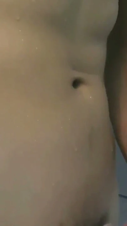 Süper seksi atletik genç adam duş sonrası seni sert sikmeye hazır | Klip 2