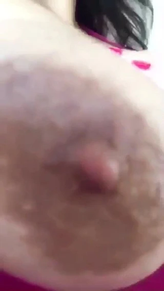 Ateşli orta yaşlı seksi kadın göğüsleri