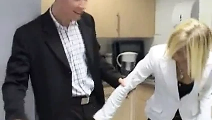 Kız işten bir mola alır.