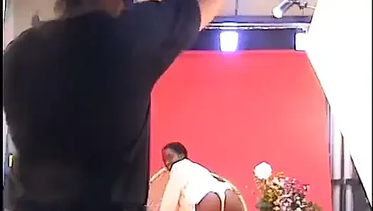 Çikolata bebek kürklü burgerini fotoğrafçılar tarafından sert dolduruluyor