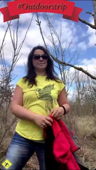 Açık havada bir milf soyunur: açık şerit