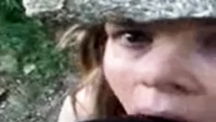 Brenda. j. ormanda büyük bir siyah ayıyla tanışır