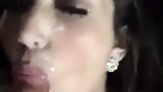 Yüze boşalma kız