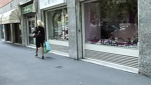 Ateşli orta yaşlı seksi kadın sikimi istiyor!
