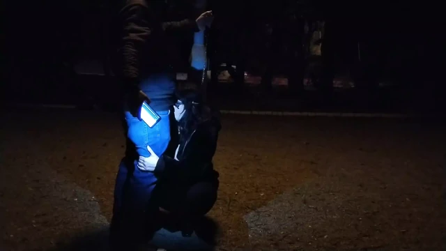 Orta yaşlı seksi fahişe halka açık bir yerde tasmayla sakso çekiyor