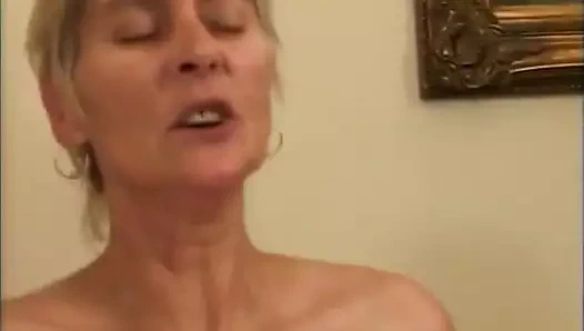 50'nin üzerinde ev hanımı Alman amatör pornoda amlarını siktiriyor vol 2