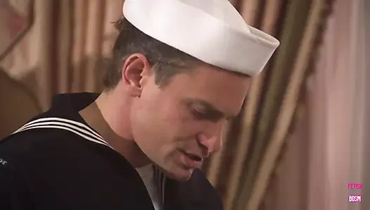 Denizci kıvırcık sarışının yarağını kanepede domaltarak sikiyor