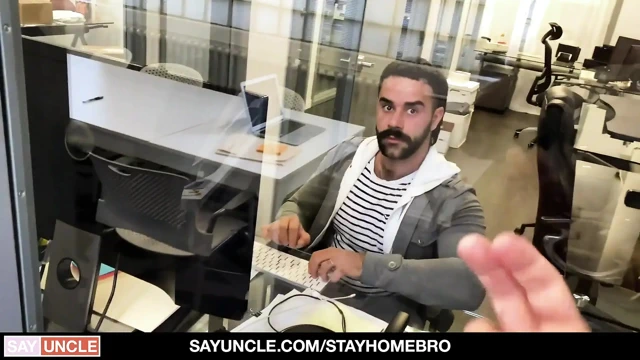 Deri giyen kaslı adam götten sikiliyor