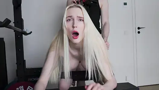 Spor salonundaki yabancıdan beni fark etmesini istedim - beni sikiyor ve yüze boşalıyor