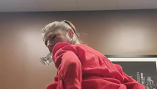 Yaramaz Amerikalı orta yaşlı seksi kadın iş yerinde yeni minik dildoyla mastürbasyon yapıyor