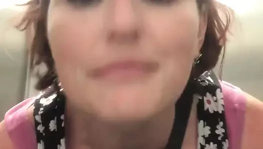 Büyük bir yüksekten işiyor