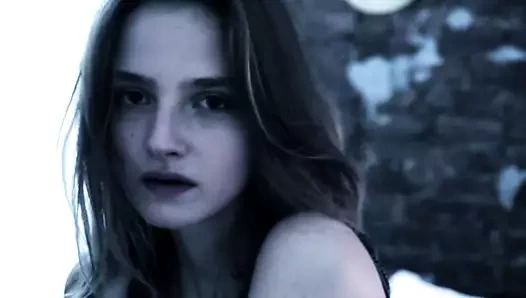 VIDAGE DE COUILLES EN REGLE SUR AMANDA NORGAARD